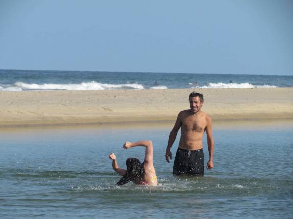 Brincando com a afilhada em piscina natural na praia de Marconi Beach, em Cape Cod, litoral sul de Massachusetts, nos Estados Unidos